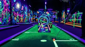 Hřiště pro neon minigolf v Brně pod UV světlem